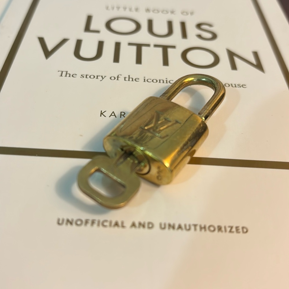 EUC Louis Vuitton Keypad And Key #335 ☀️💫
